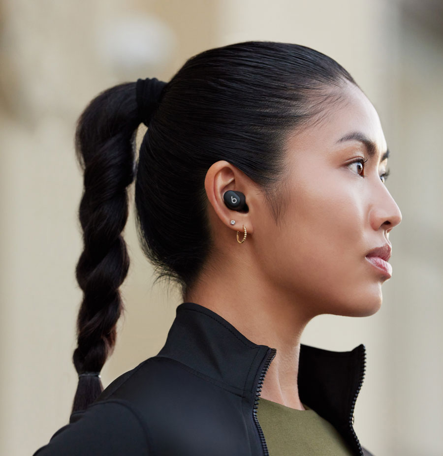 3か月間無料のApple Musicを楽しんでいる人物