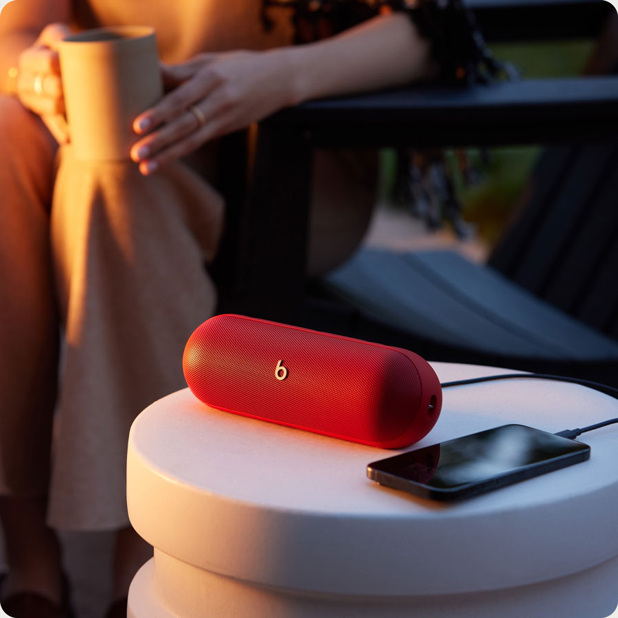 放在桌子上展示的 Beats Pill